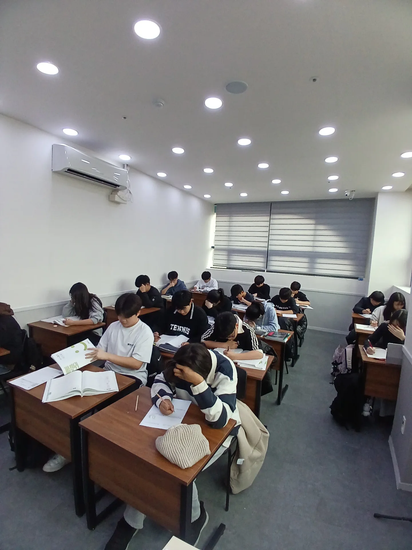 교실에서 각자의 수학 문제에 몰입하고 있는 학생들